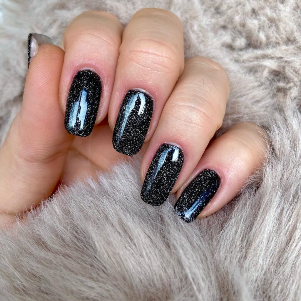 Black Nails with Glitter-02