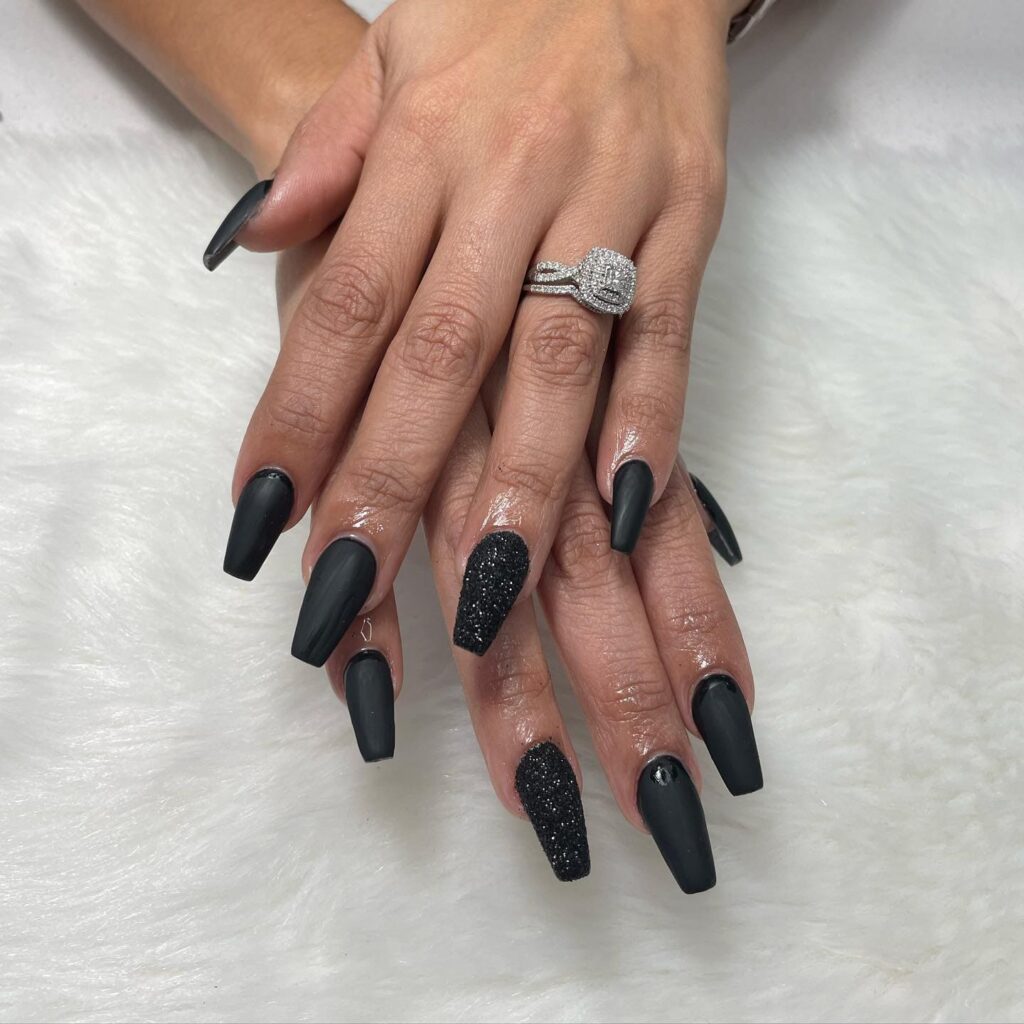 Black Nails with Glitter-021