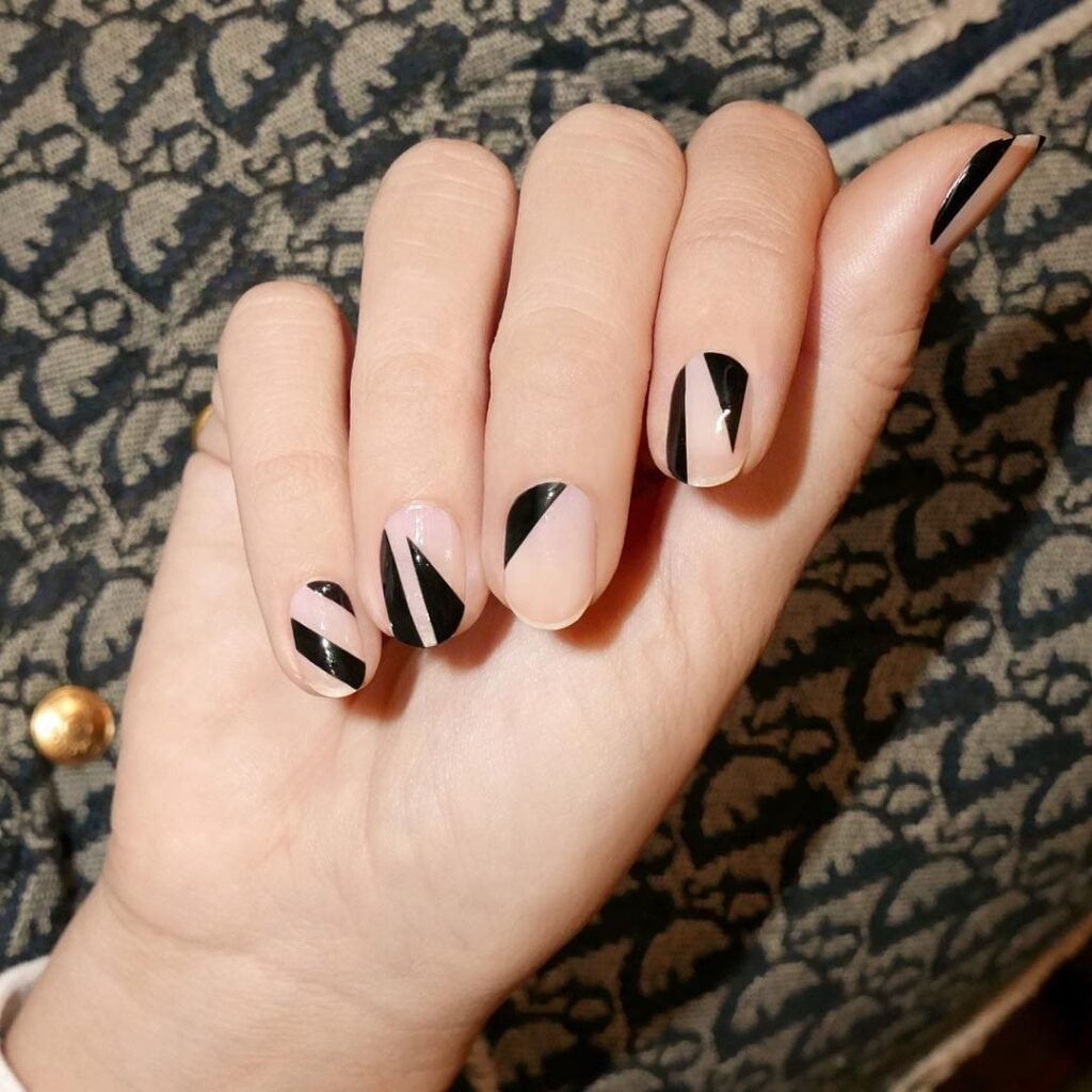 decorated black nails-019