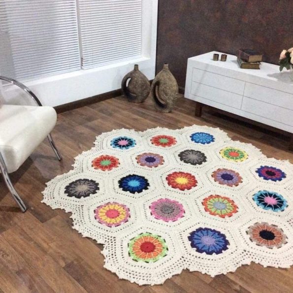 Crochet rug with flowers photos graphics and tutorials for you to make your own - 25