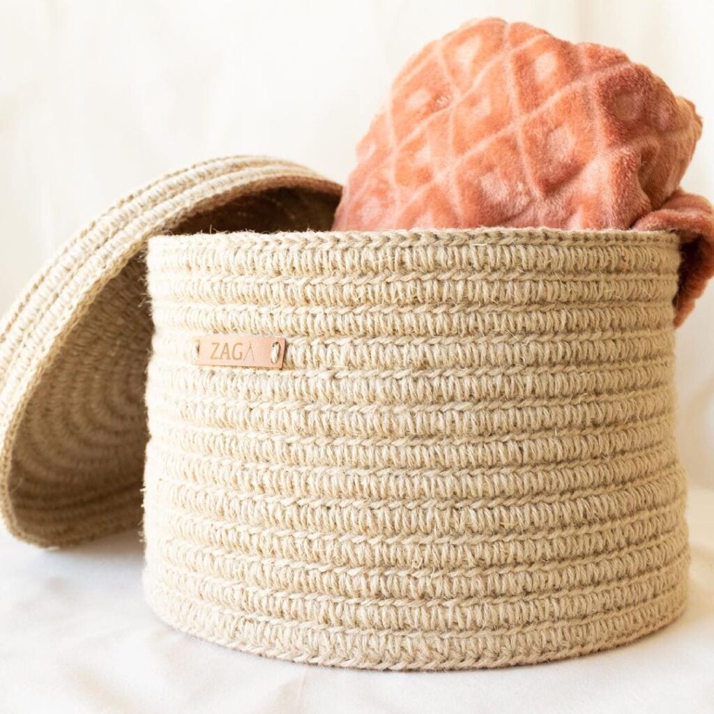 beautiful crochet basketmodels to organize and decorateyour home - 12